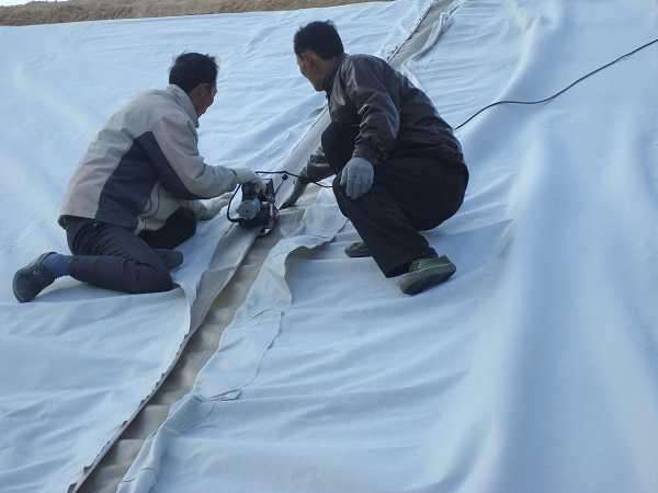 水库底部橙子视频app在线下载布的铺设及缝合