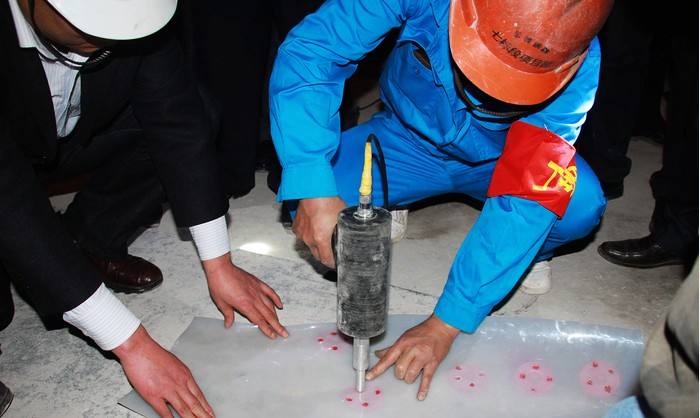 施工人员焊接防水板和热熔垫片的主要工具是什么？