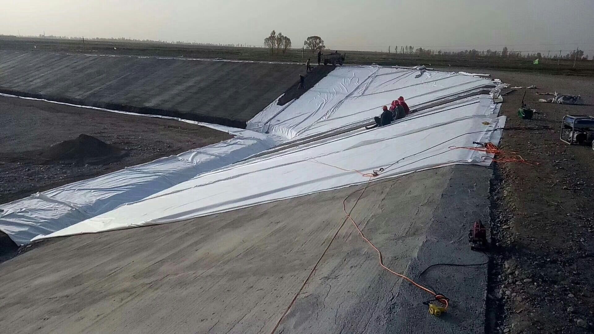 垃圾填埋场中衬垫系统由多种橙子视频app在线下载膜界面组成